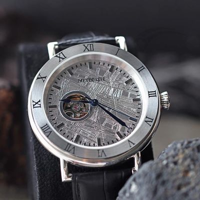 Une montre en cuir automatique de 45 mm.